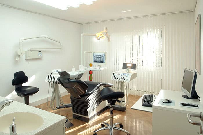 Modernes Behandlungszimmer in der Zahnarztpraxis St. Albantor Zahnarzt in Basel